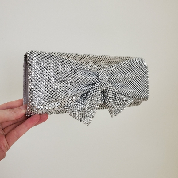 Jessica McClintock Silver Chainmail Bow Clutch with Crossbody Chain - Picture 1 of 5